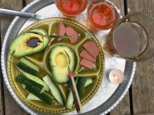 gezonde-snack-komkommer-avocado-leverworst-thee